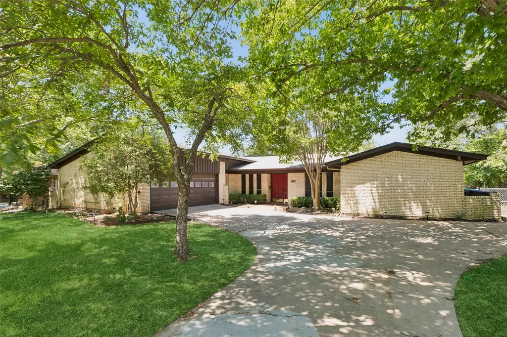 1928 Loma Linda Court Fort Worth TX 76112