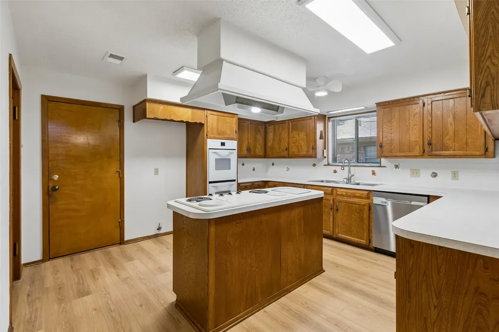 1928 Loma Linda Court Fort Worth TX 76112