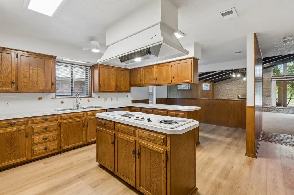 1928 Loma Linda Court Fort Worth TX 76112