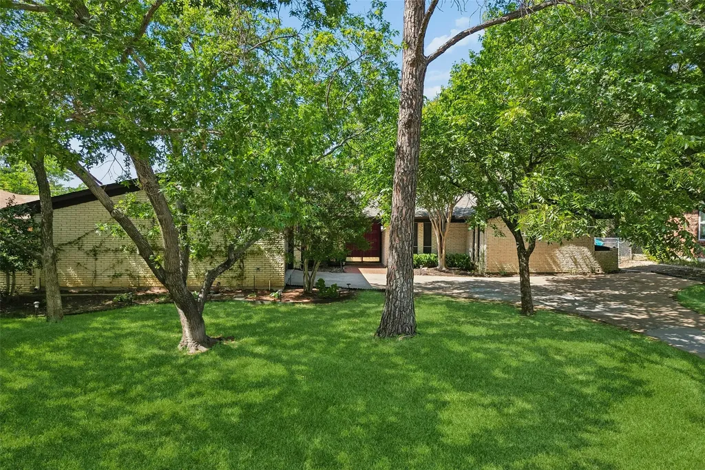 1928 Loma Linda Court Fort Worth TX 76112