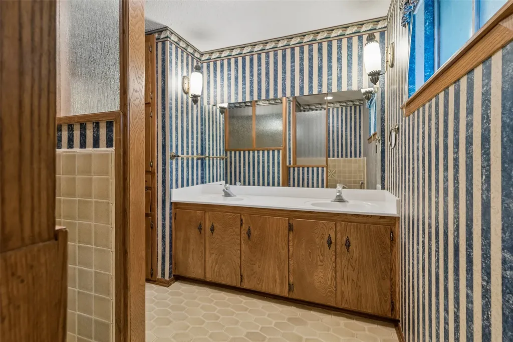 1928 Loma Linda Court Fort Worth TX 76112