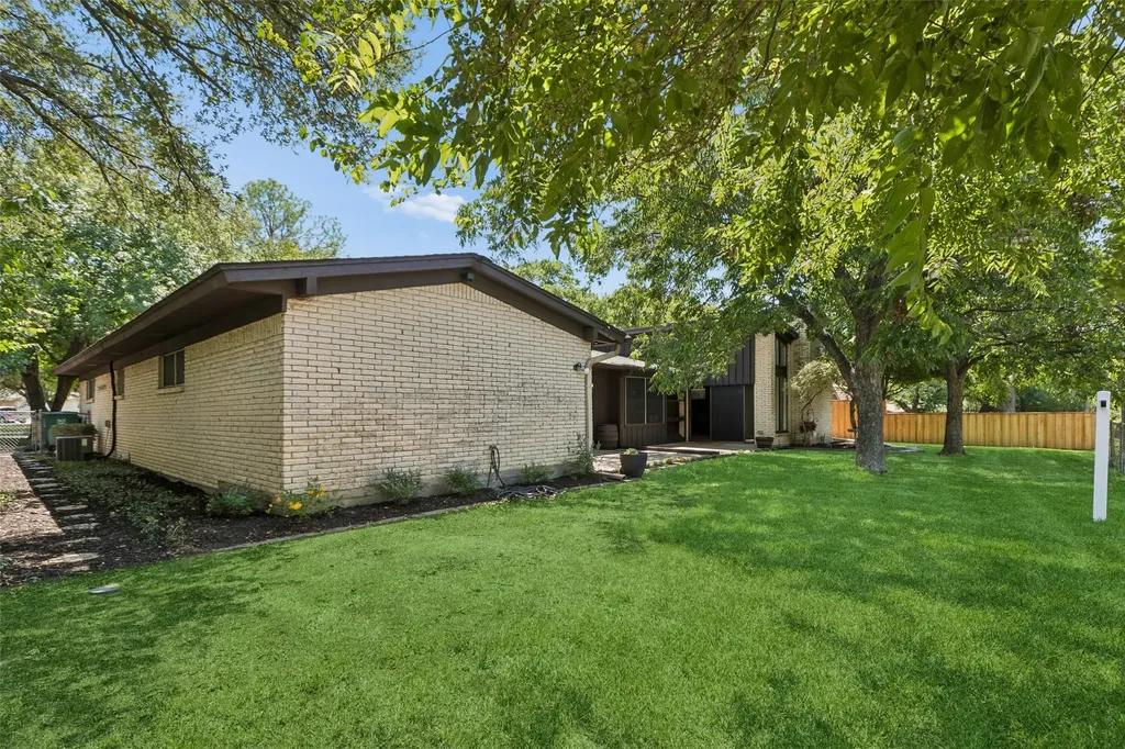 1928 Loma Linda Court Fort Worth TX 76112