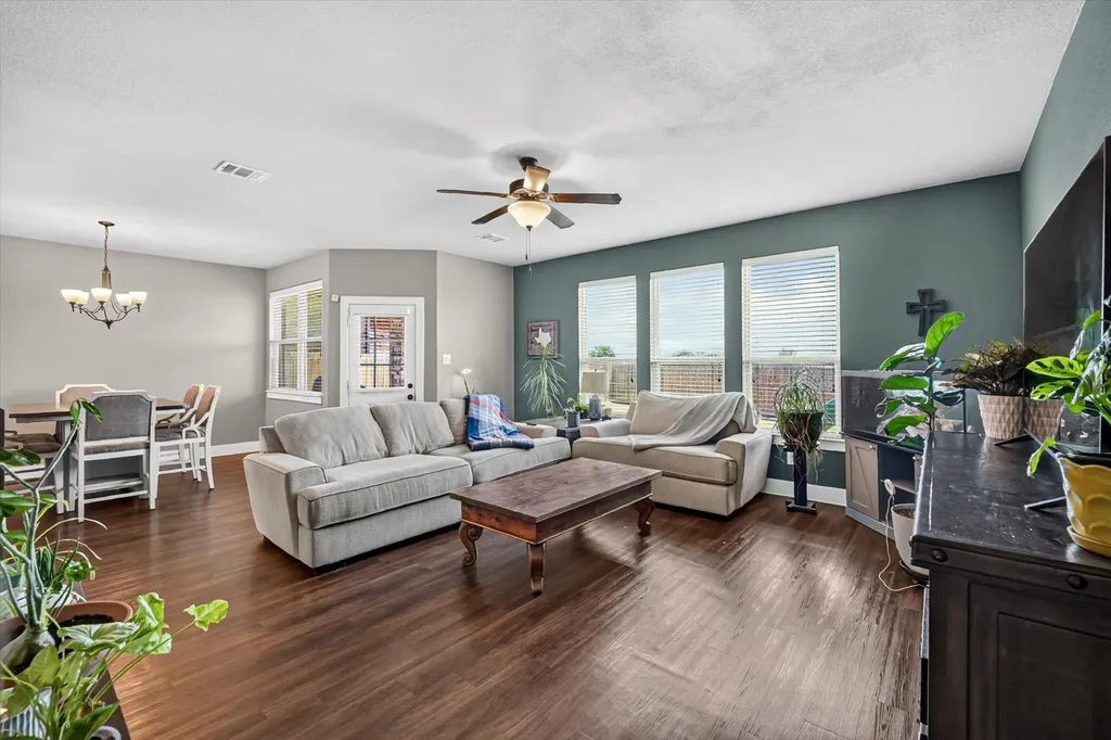 39 S Highland Drive Sanger TX 76266