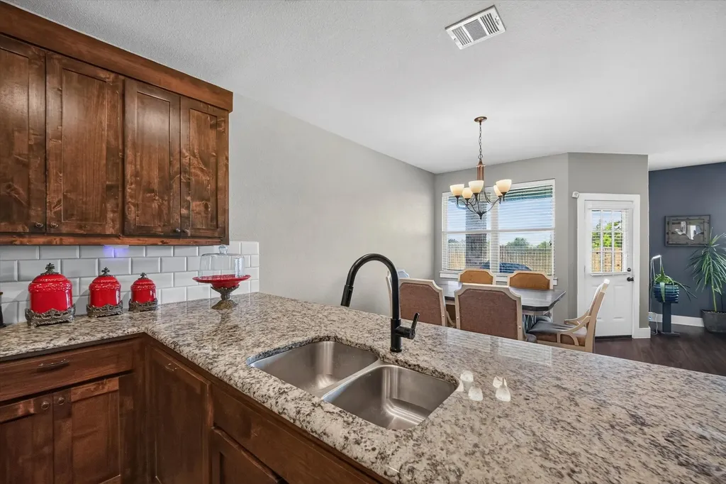 39 S Highland Drive Sanger TX 76266