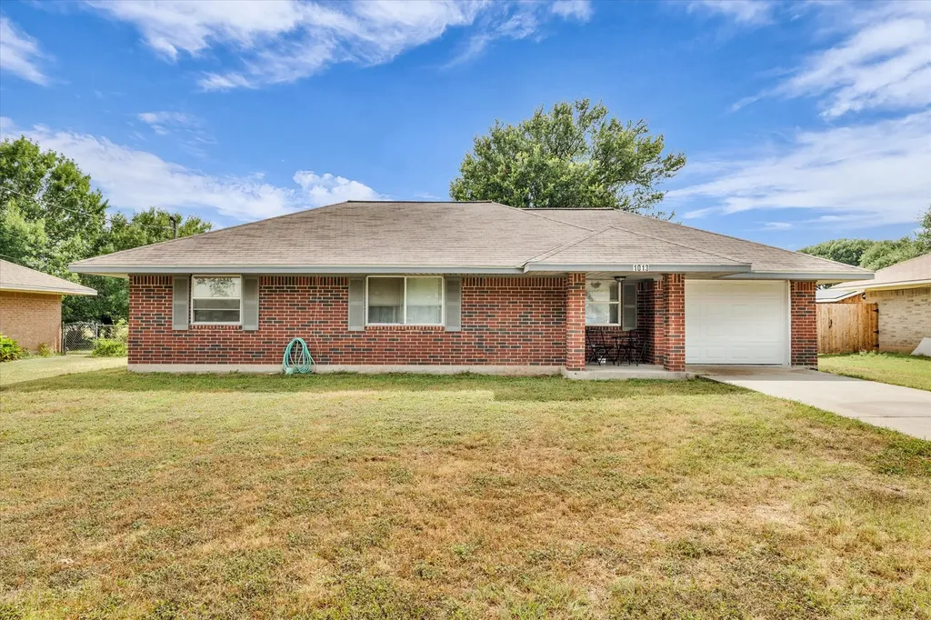 1013 S Madison Street Mcgregor TX 76657