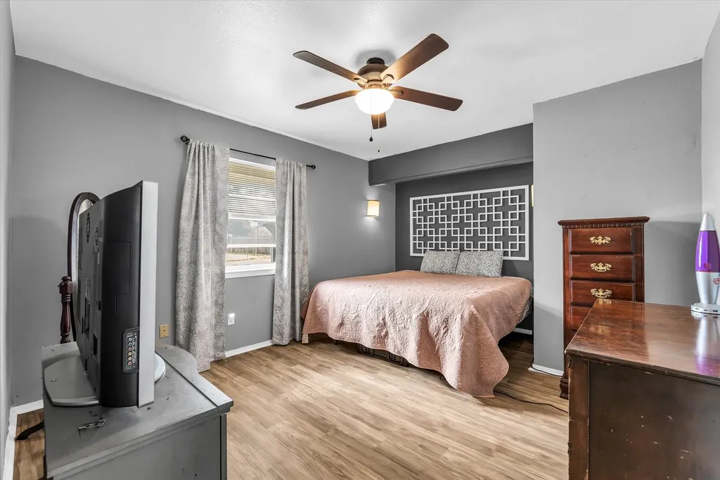 1013 S Madison Street Mcgregor TX 76657