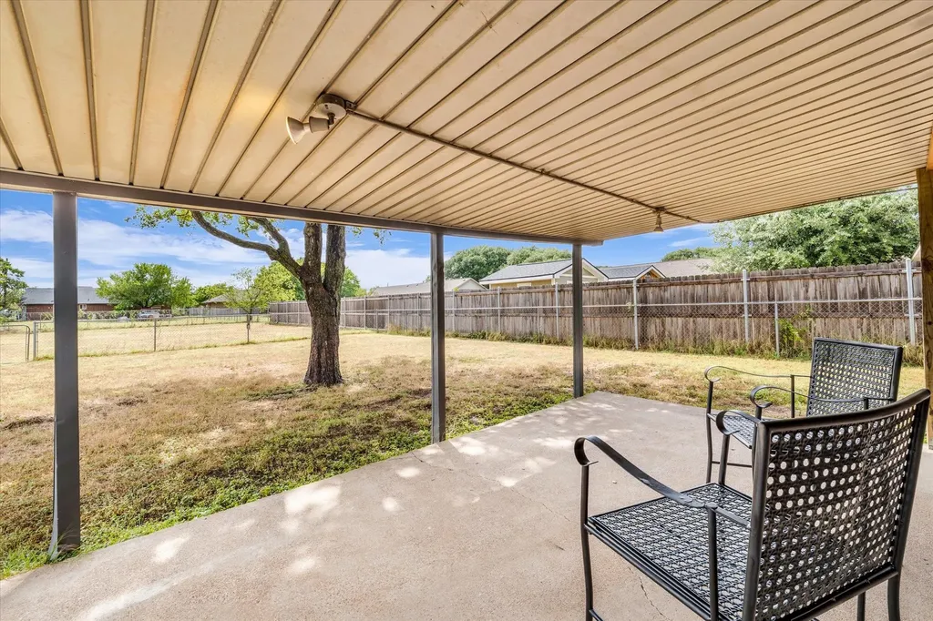 1013 S Madison Street Mcgregor TX 76657