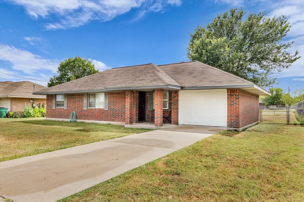 1013 S Madison Street Mcgregor TX 76657