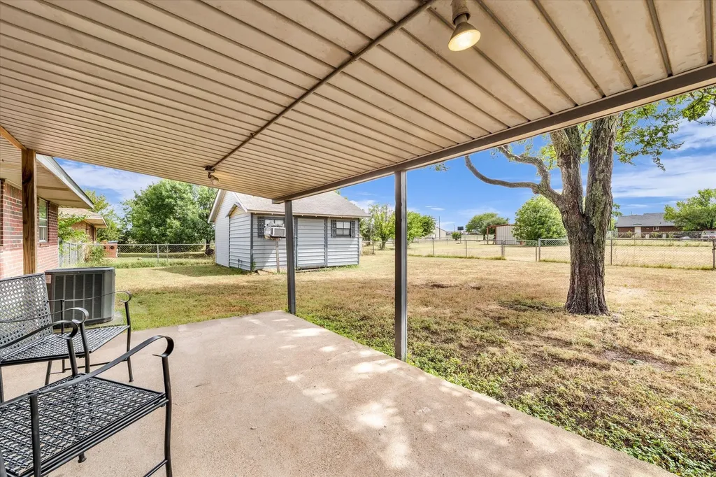 1013 S Madison Street Mcgregor TX 76657