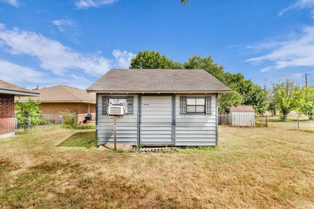 1013 S Madison Street Mcgregor TX 76657