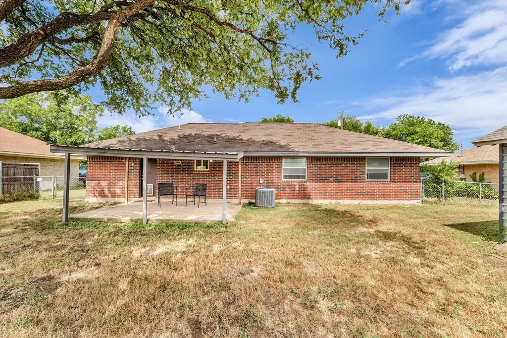 1013 S Madison Street Mcgregor TX 76657