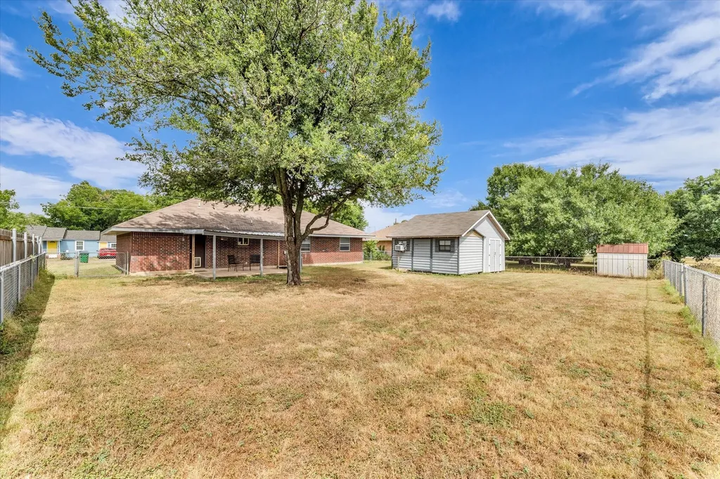 1013 S Madison Street Mcgregor TX 76657