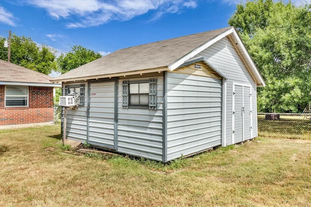 1013 S Madison Street Mcgregor TX 76657