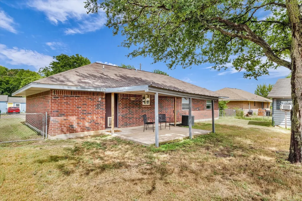 1013 S Madison Street Mcgregor TX 76657