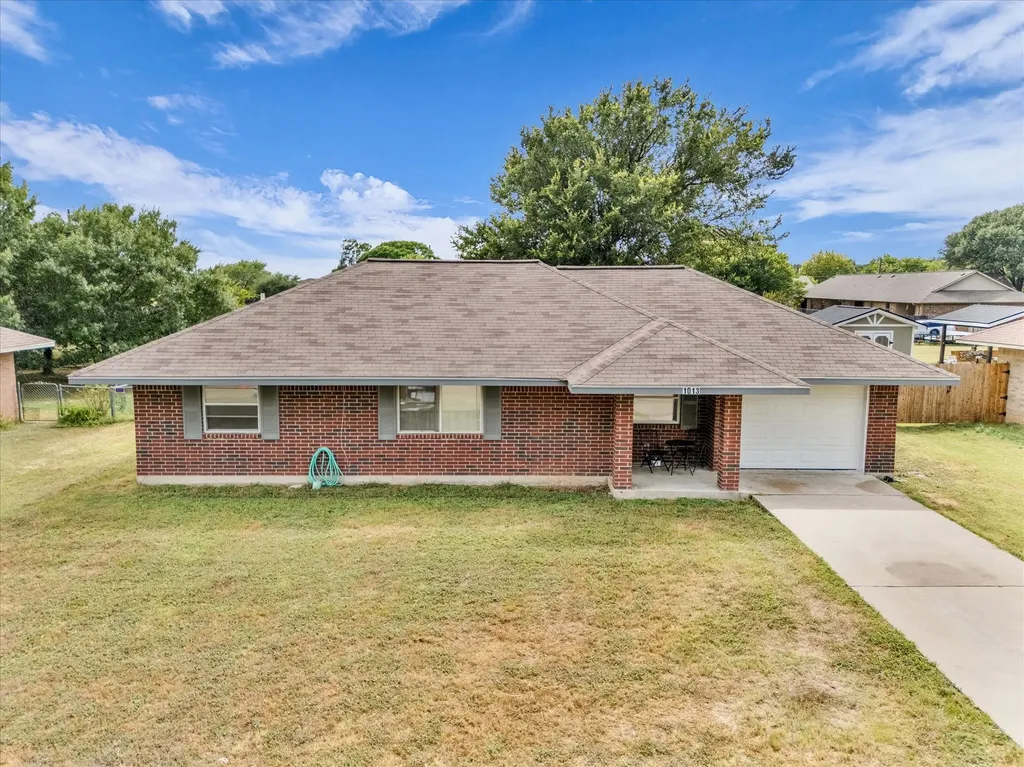 1013 S Madison Street Mcgregor TX 76657