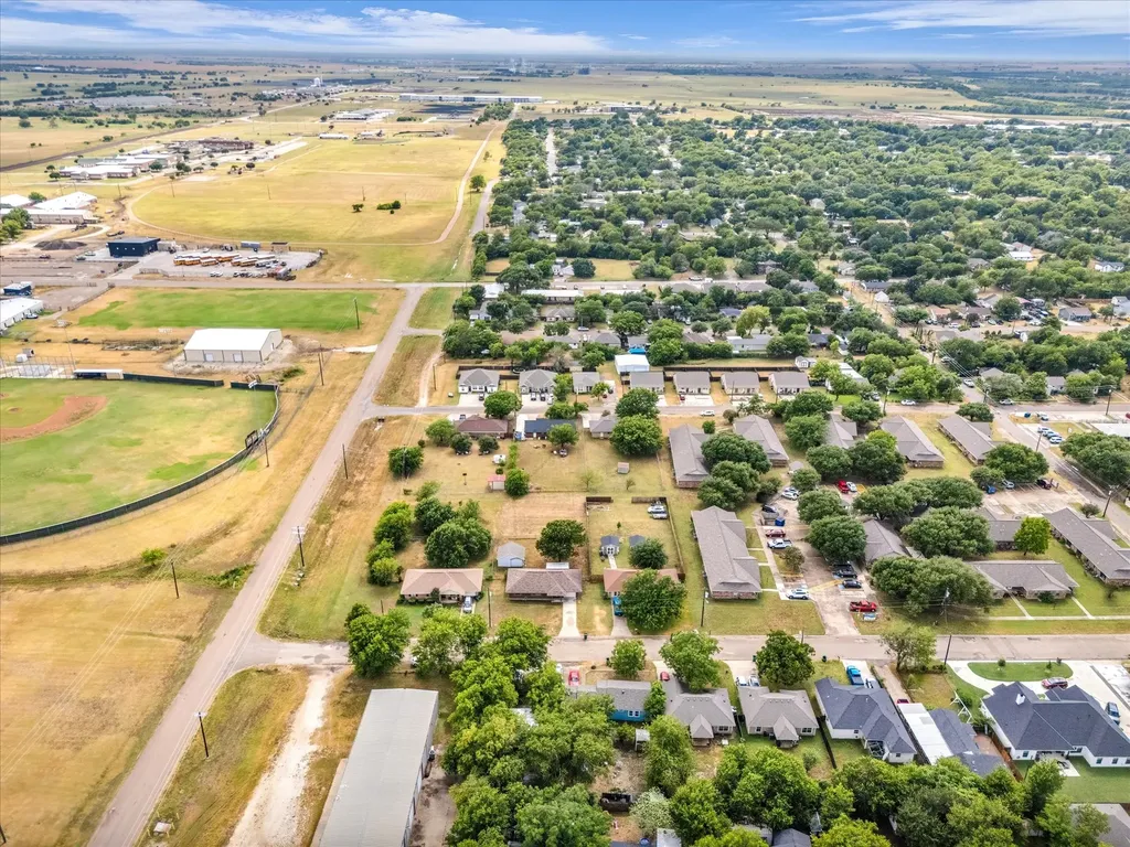 1013 S Madison Street Mcgregor TX 76657