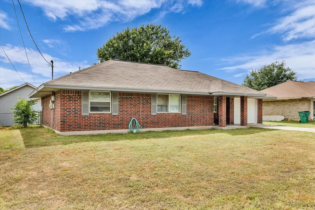 1013 S Madison Street Mcgregor TX 76657