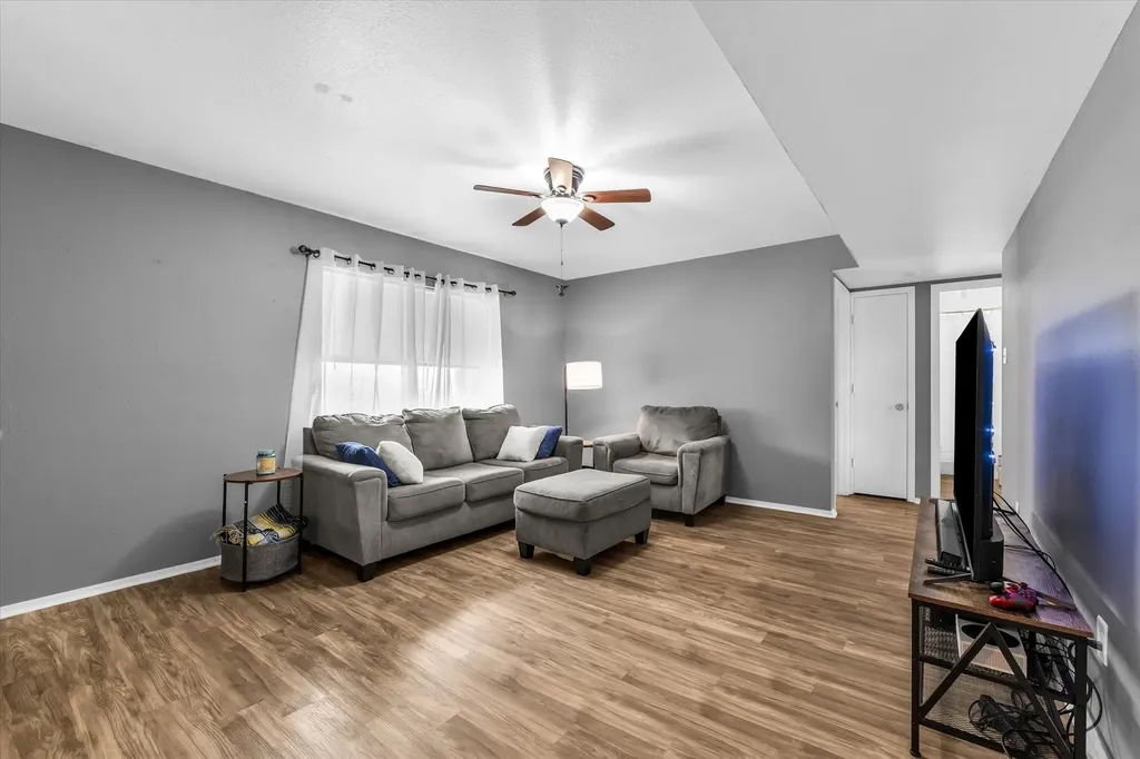 1013 S Madison Street Mcgregor TX 76657