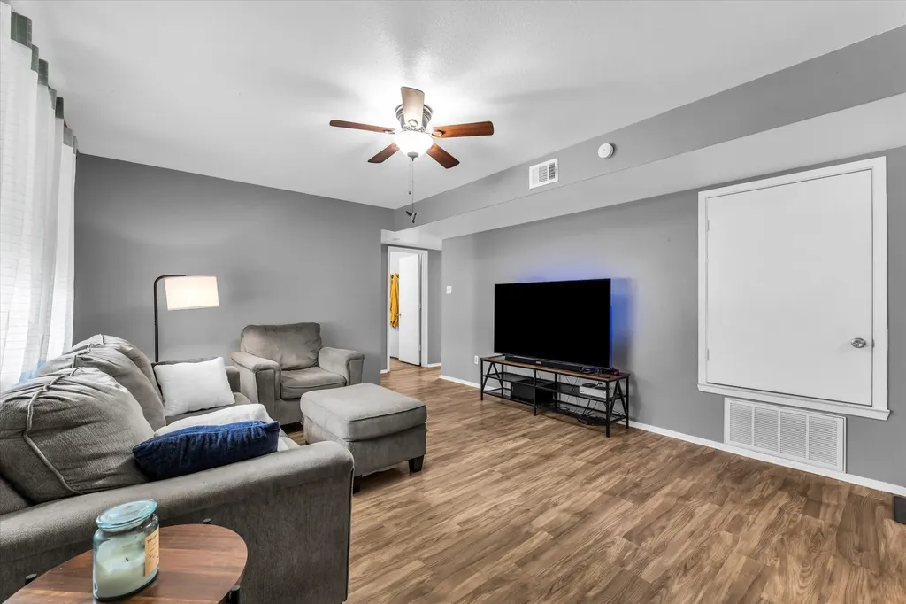 1013 S Madison Street Mcgregor TX 76657