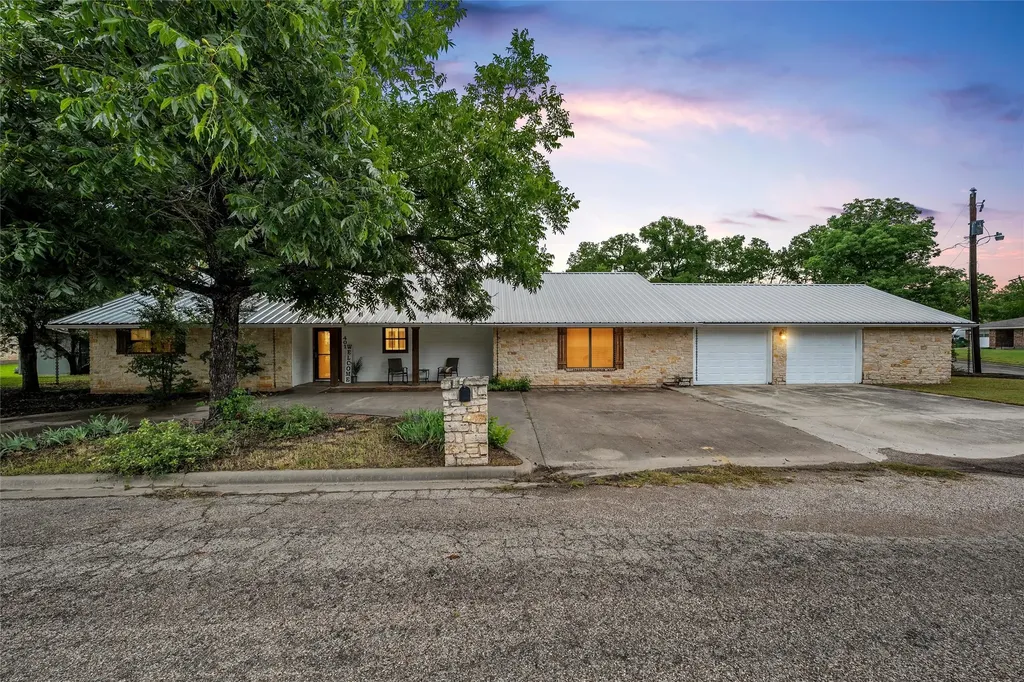 401 N Avenue V Clifton TX 76634