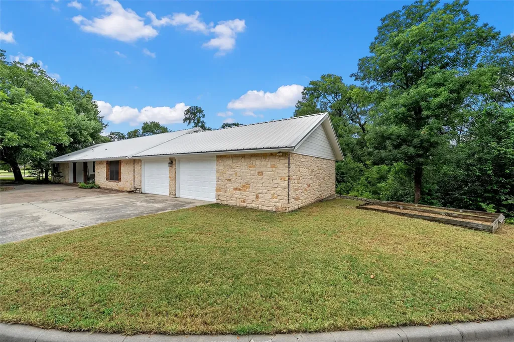 401 N Avenue V Clifton TX 76634