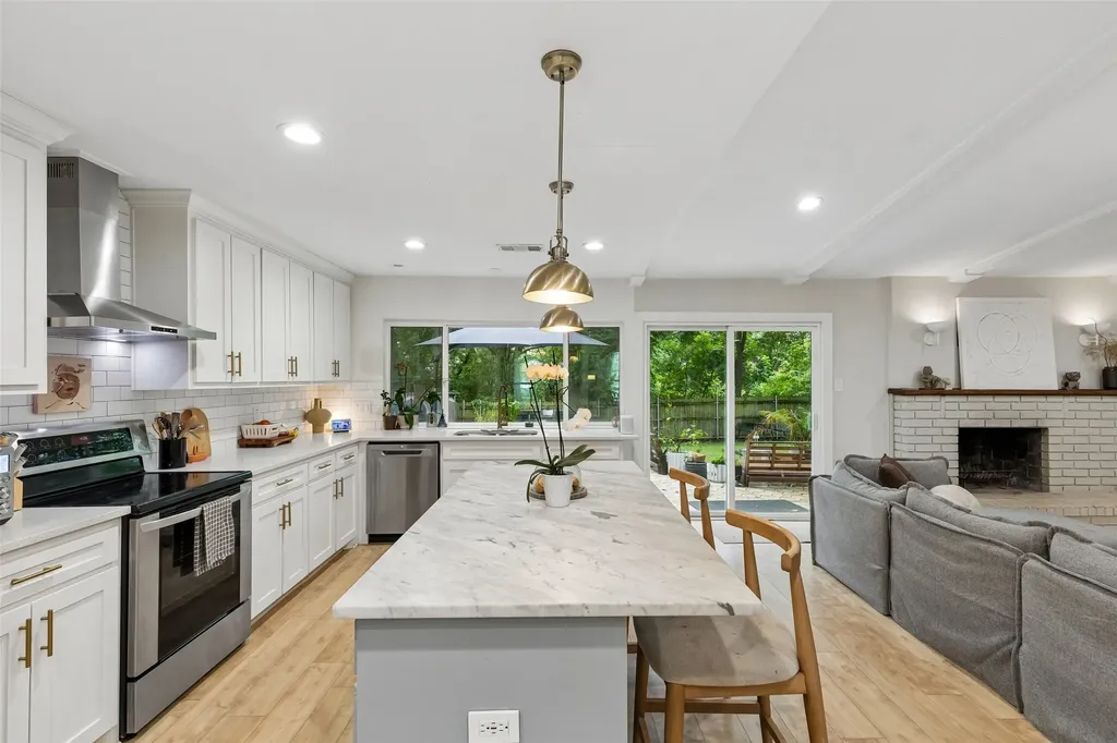 3818 Ruidosa Avenue Dallas TX 75228