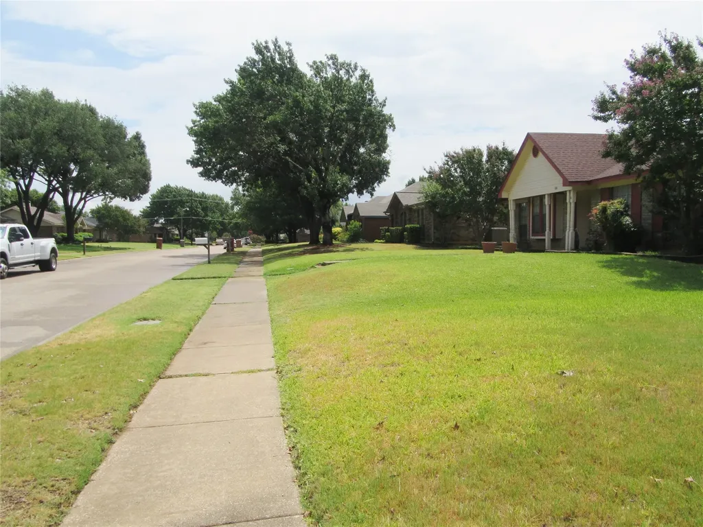 812 Red Oak Drive Lewisville TX 75067