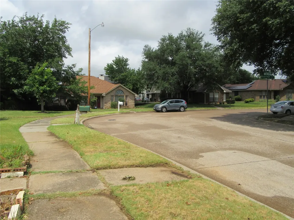 812 Red Oak Drive Lewisville TX 75067