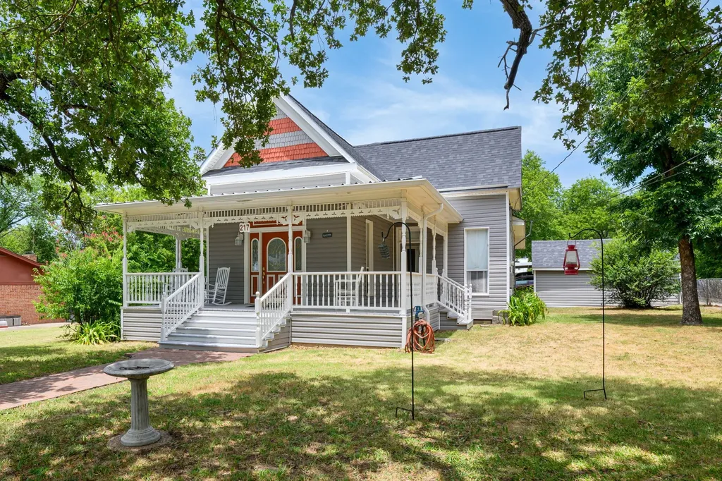 217 E 1st Street Weatherford TX 76086