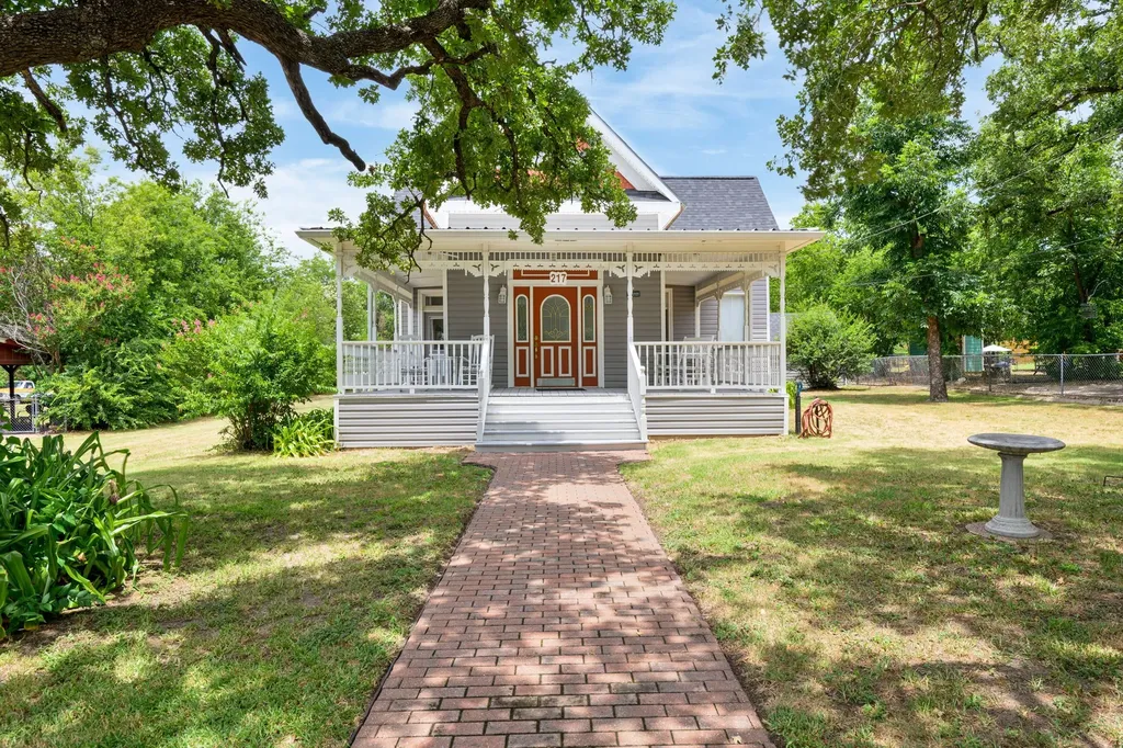 217 E 1st Street Weatherford TX 76086