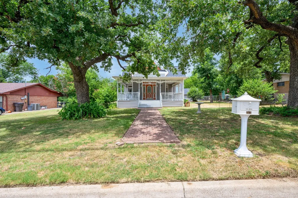 217 E 1st Street Weatherford TX 76086