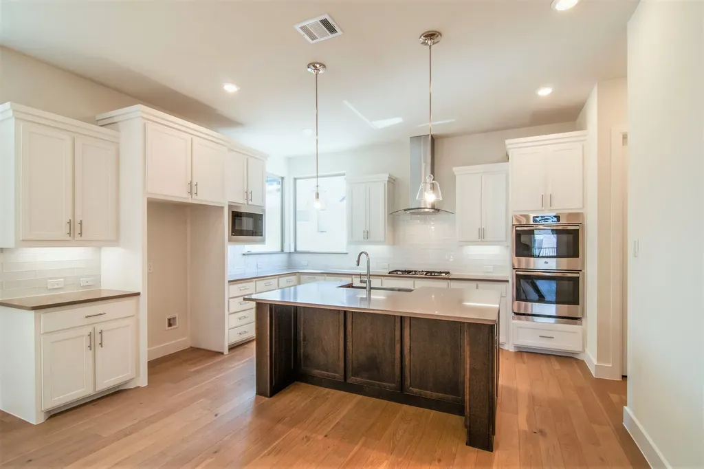 8221 Folcroft Lane Dallas TX 75231