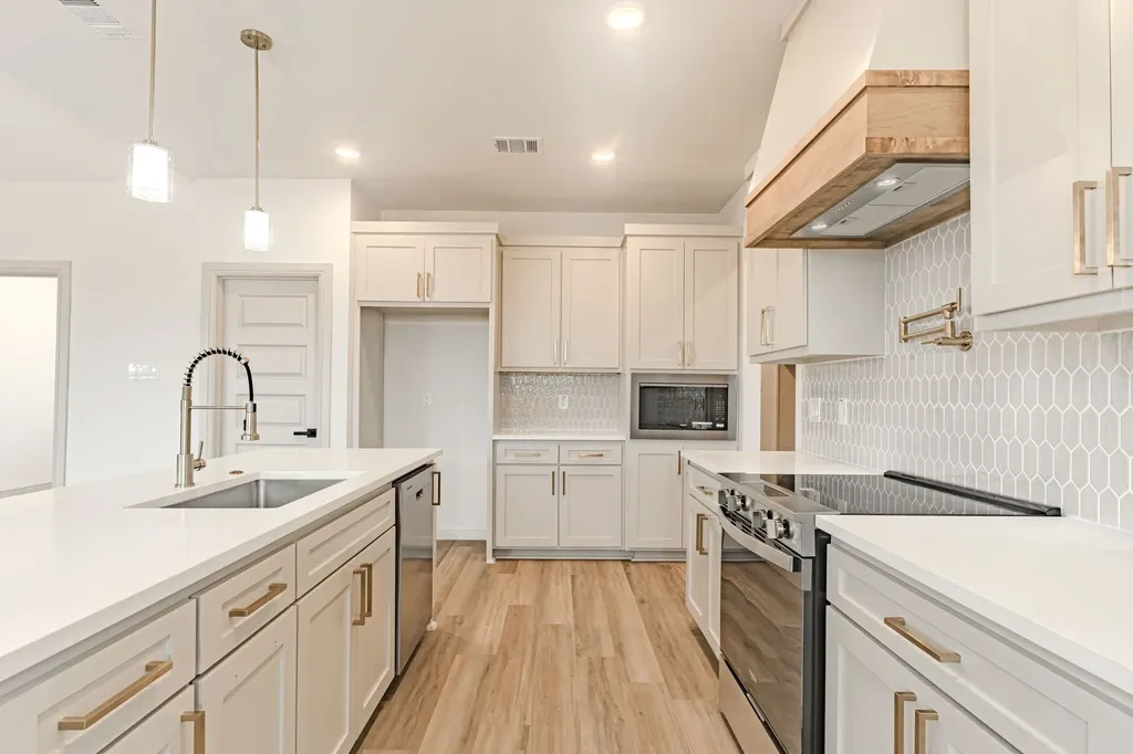 5712 Stonegate Circle Granbury TX 76048