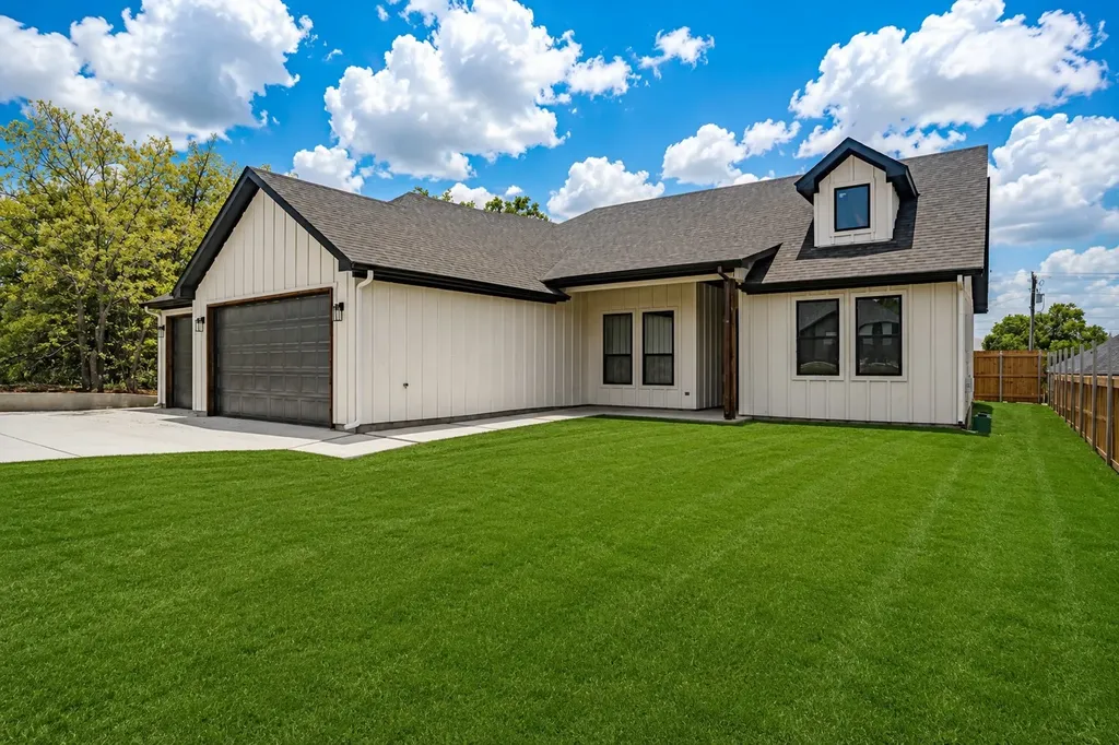 5712 Stonegate Circle Granbury TX 76048