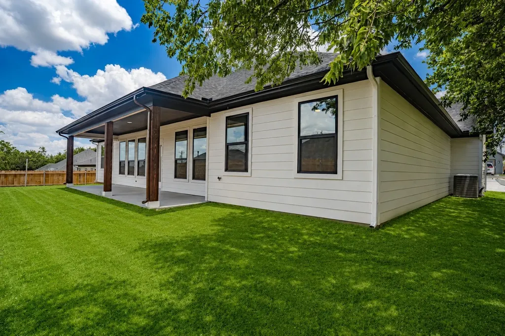 5712 Stonegate Circle Granbury TX 76048
