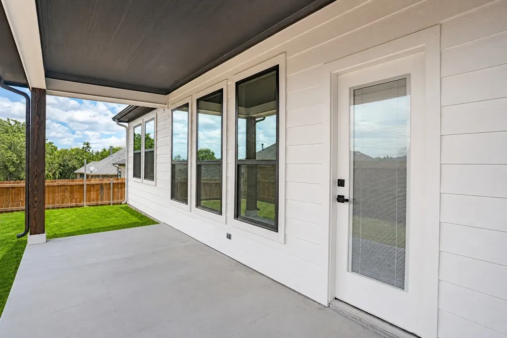 5712 Stonegate Circle Granbury TX 76048