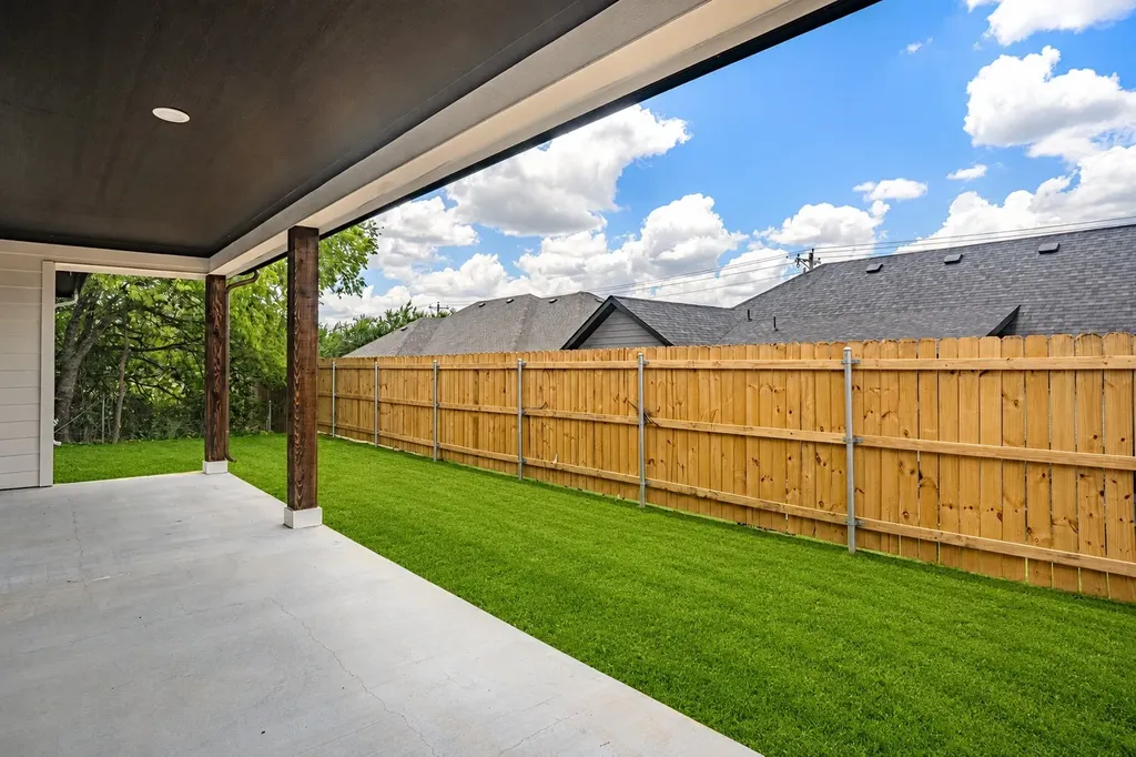 5712 Stonegate Circle Granbury TX 76048