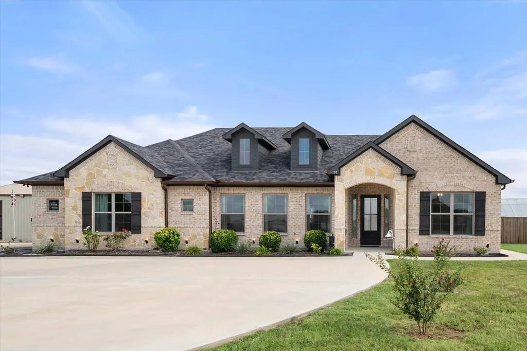 170 Grays Creek Circle Ennis TX 75119