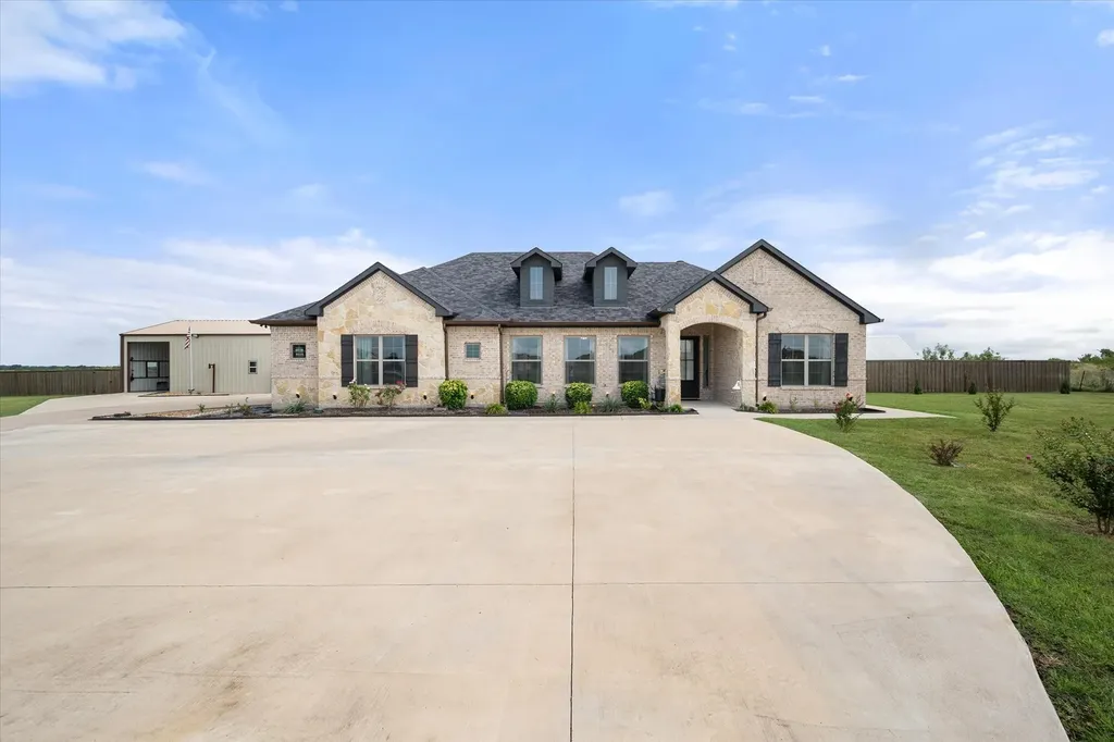 170 Grays Creek Circle Ennis TX 75119