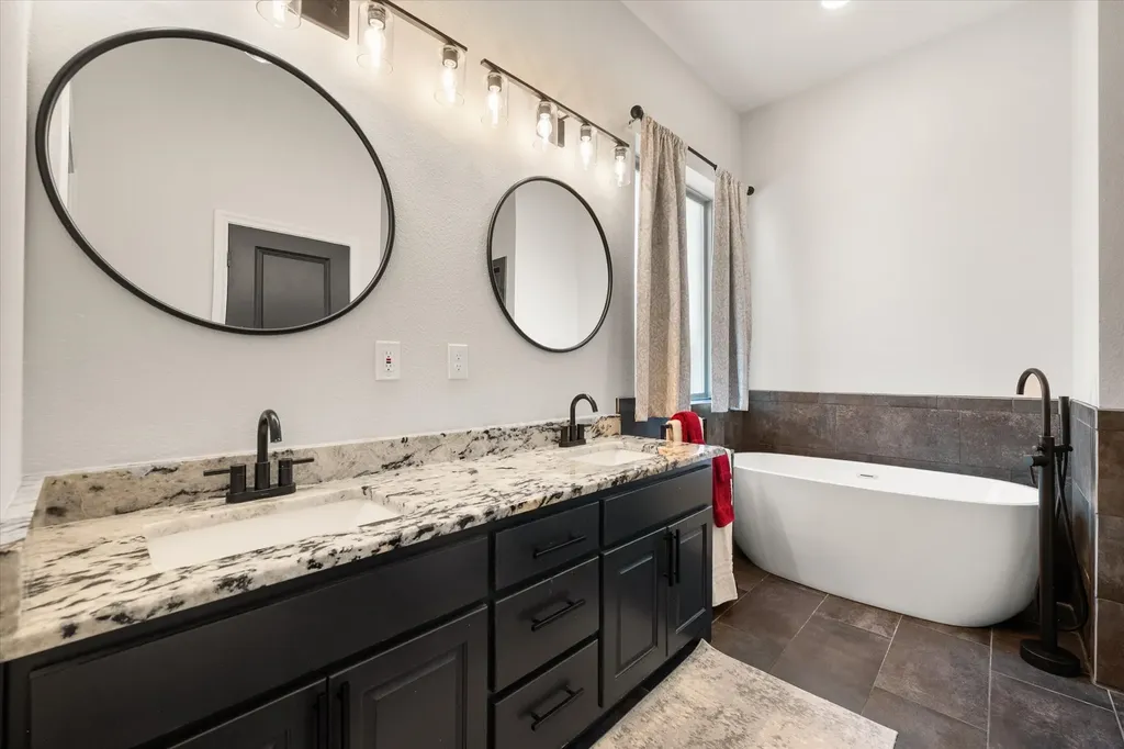 170 Grays Creek Circle Ennis TX 75119