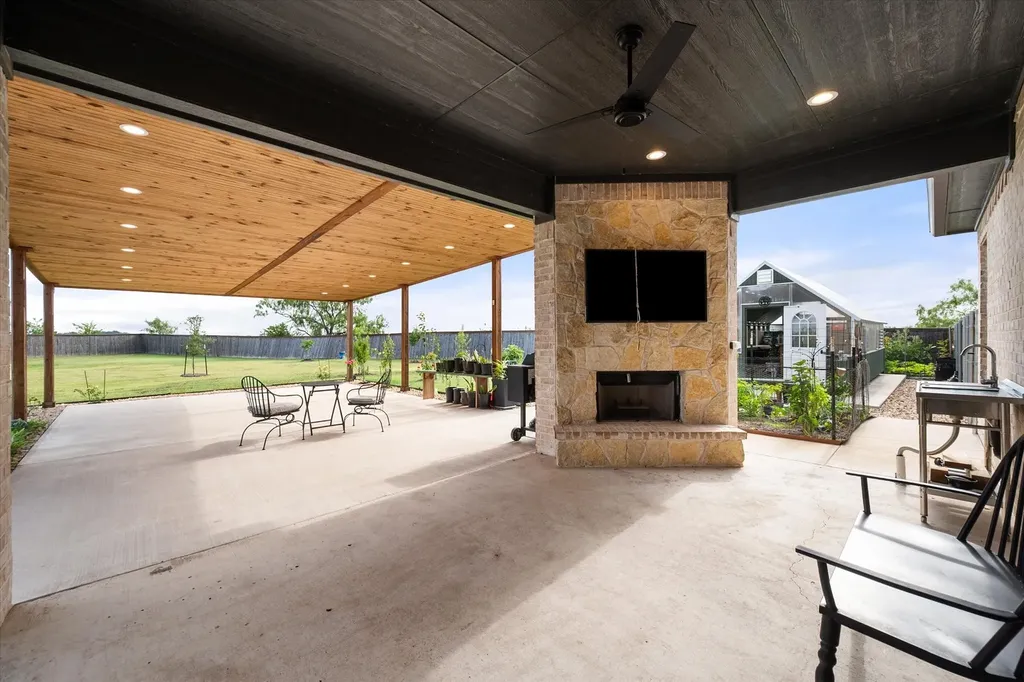 170 Grays Creek Circle Ennis TX 75119