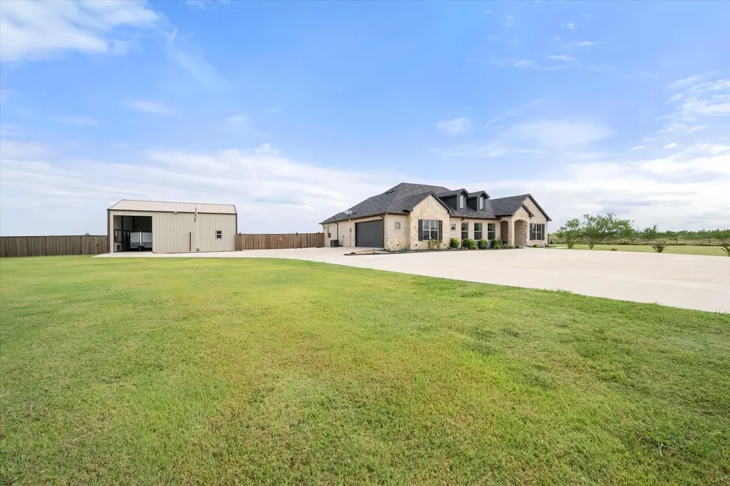 170 Grays Creek Circle Ennis TX 75119