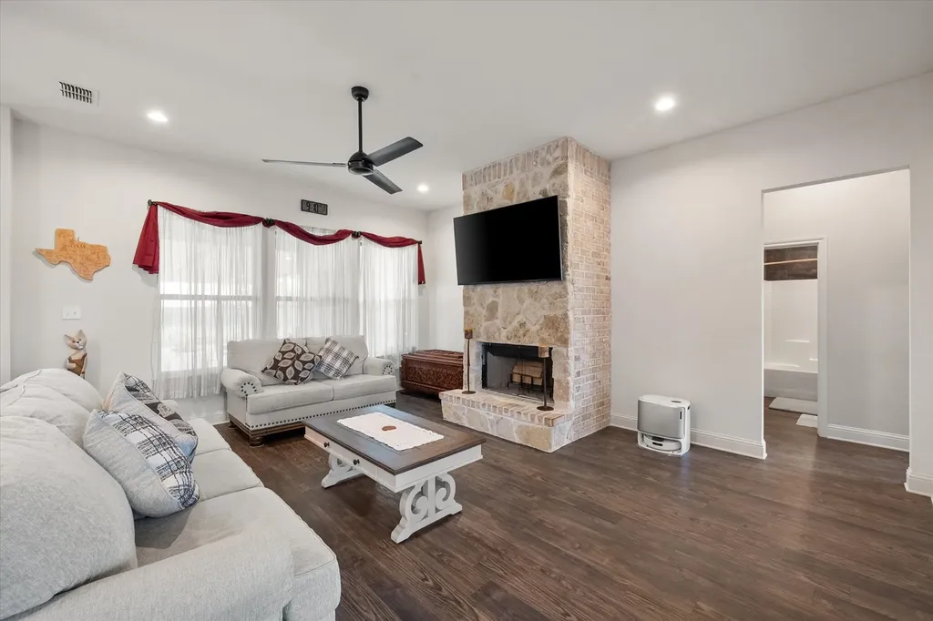 170 Grays Creek Circle Ennis TX 75119
