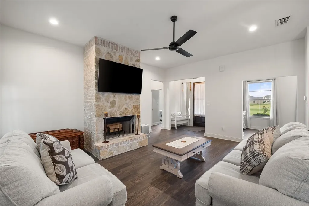 170 Grays Creek Circle Ennis TX 75119