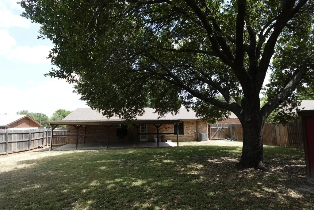 1414 W Torrey Street Granbury TX 76048