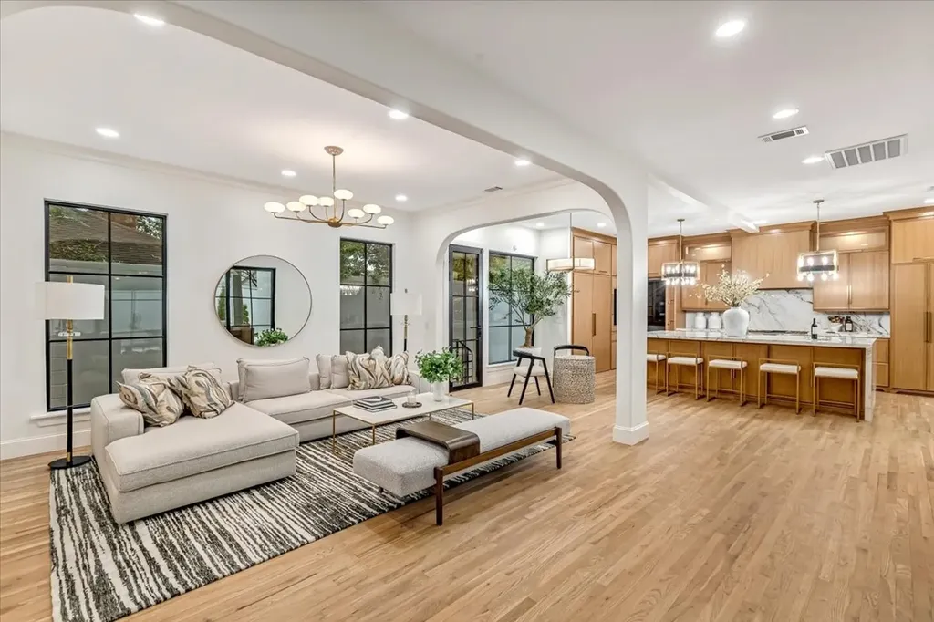 3739 N Versailles Avenue Dallas TX 75209