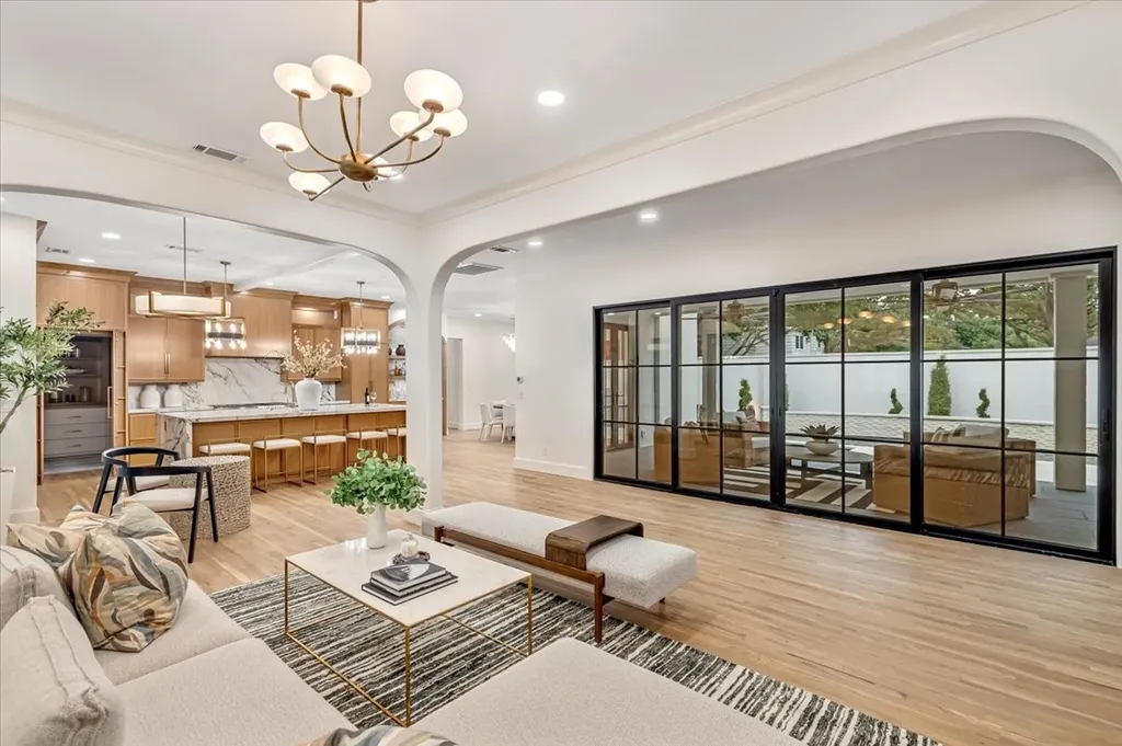 3739 N Versailles Avenue Dallas TX 75209