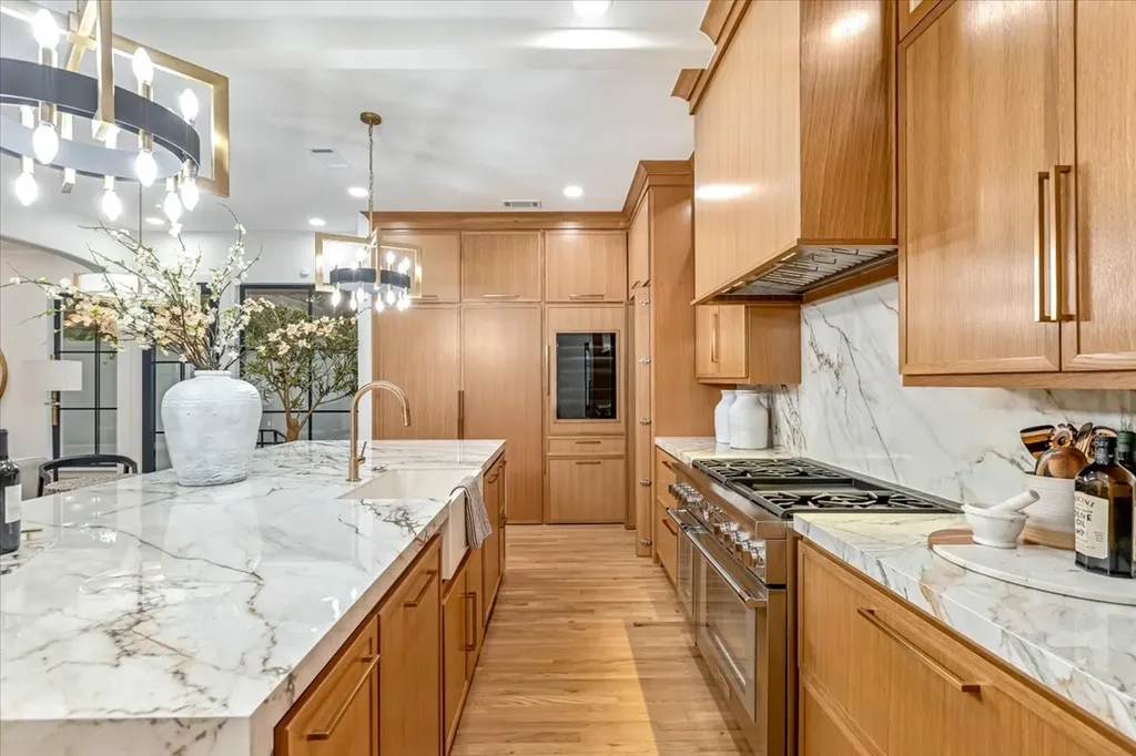 3739 N Versailles Avenue Dallas TX 75209
