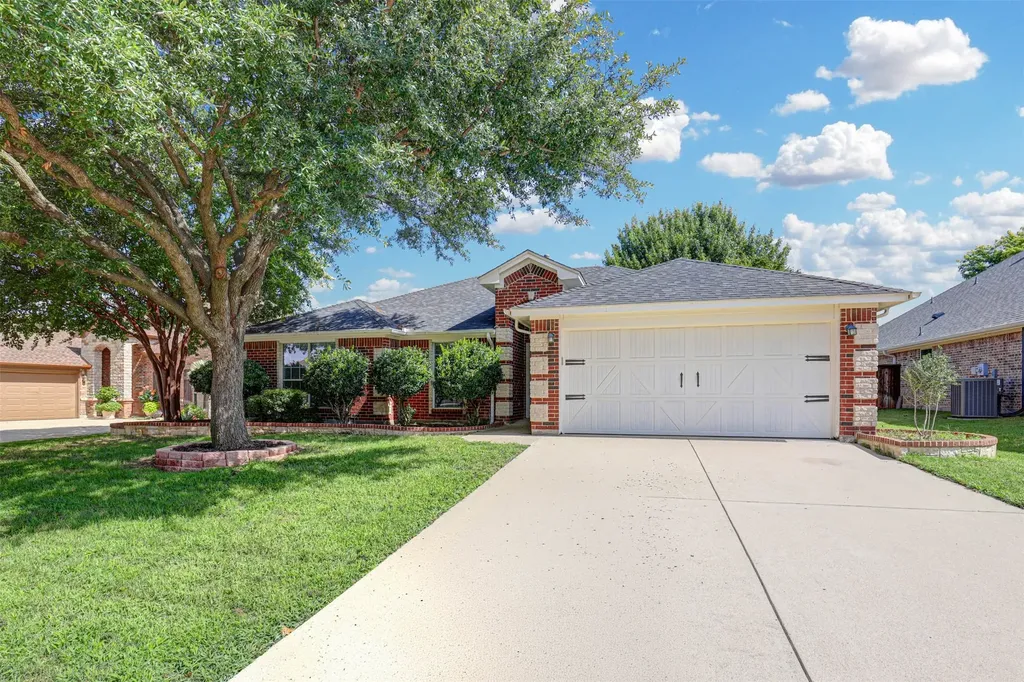 512 Surry Court Saginaw TX 76179