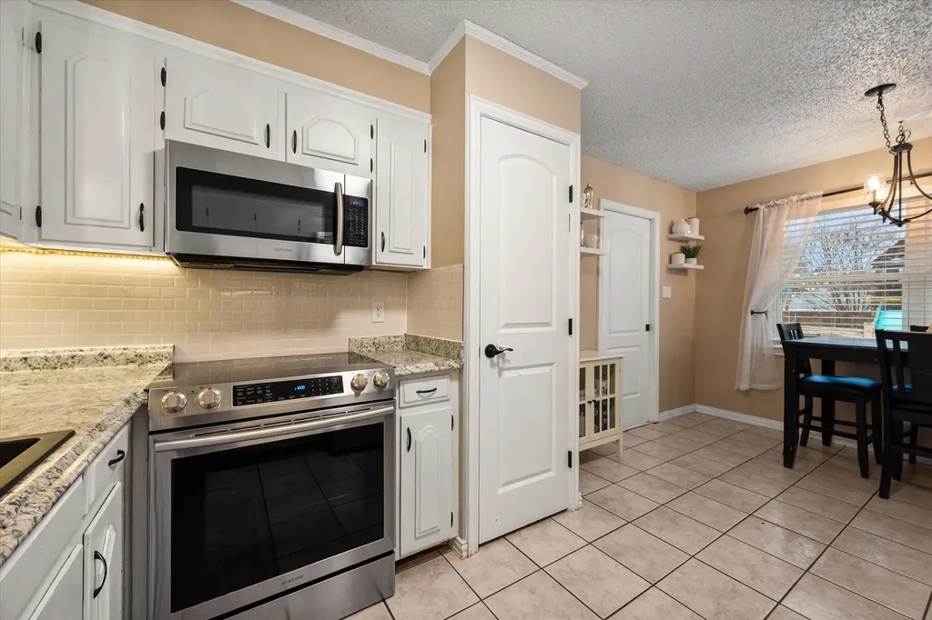 806 Ridgeway Road Joshua TX 76058